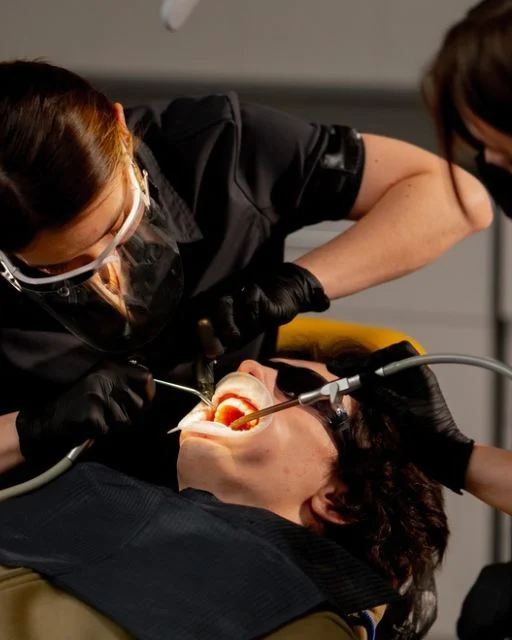 Dentista realizando una higiene dental en el gabinete